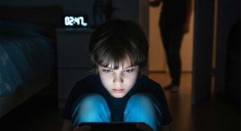 Hentikan Anak dari Kecanduan Bermain HP, Jangan Dibiasakan!